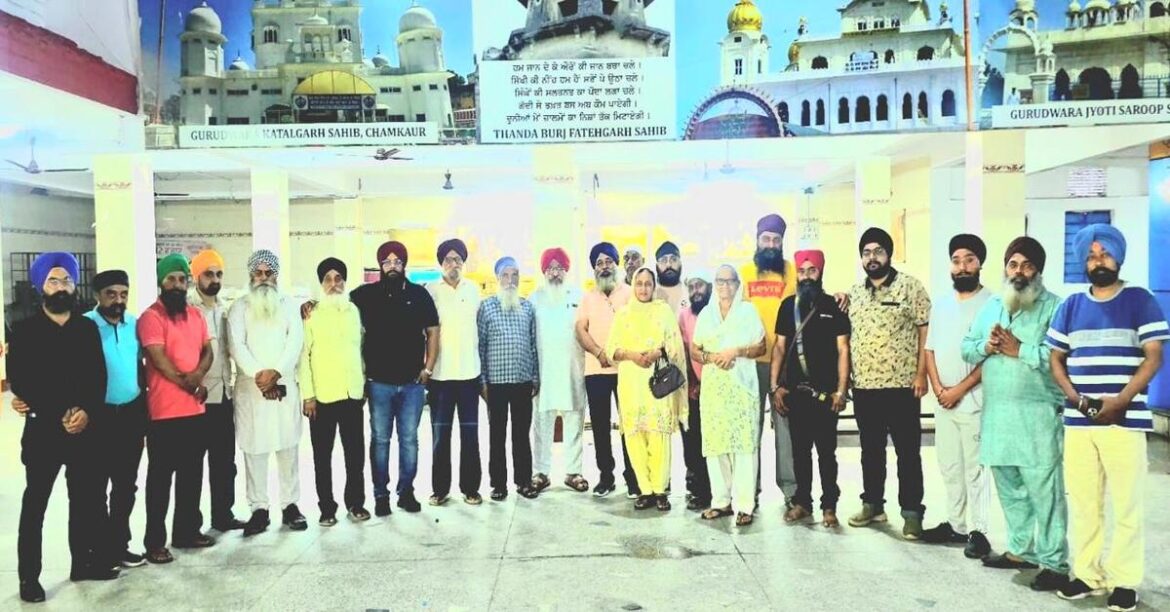 Shaheedi Nagar Kirtan welcomed in Jamshedpur with flower shower and traditional Gatka performance