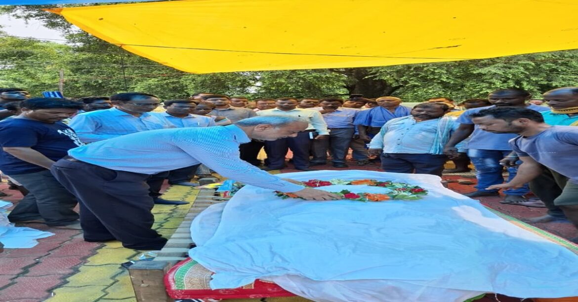 Tribute being paid to railway worker Etwa Oraon killed in Naxal attack in Chaibasa; questions raised on dog squad failure