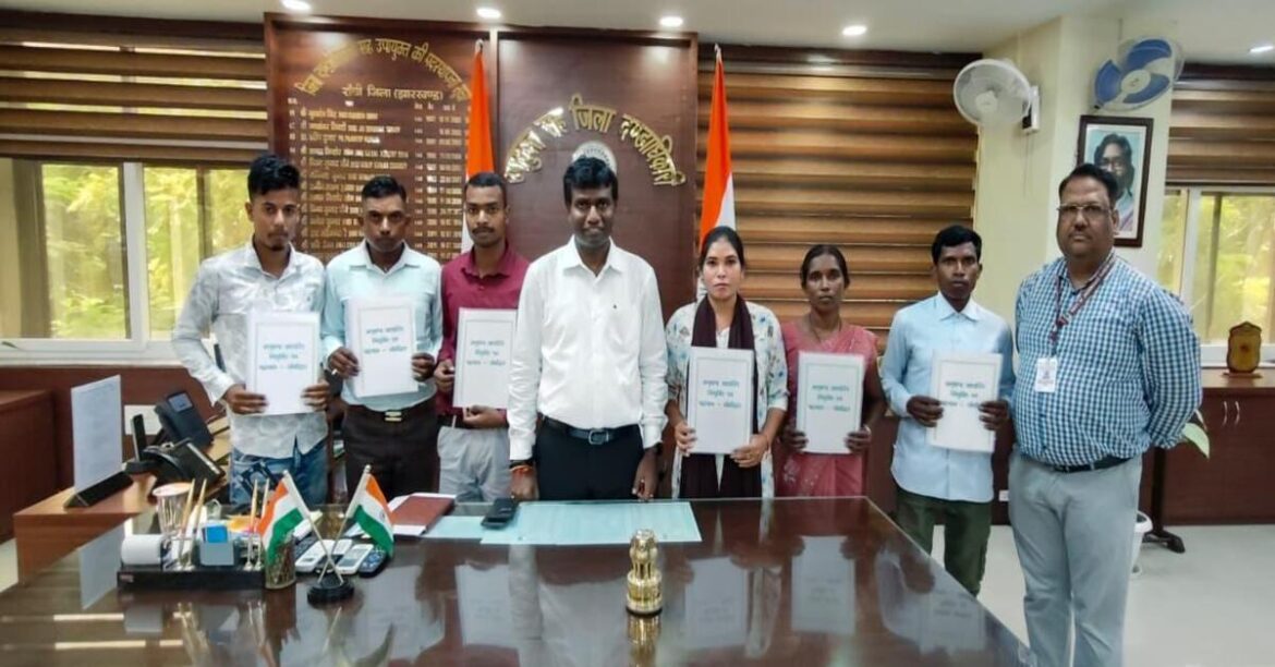 RANCHI NEWS: राँची में उपायुक्त ने 6 आश्रितों को चौकीदार पद पर नियुक्ति पत्र सौंपा, नशामुक्ति का संदेश दिया और ईमानदारी से कार्य करने की अपील की।