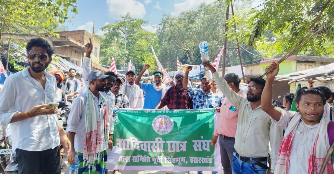 Ghatshila News : कुड़मी को आदिवासी में शामिल करने के विरोध में एसीएस ने निकाली बाइक रैली