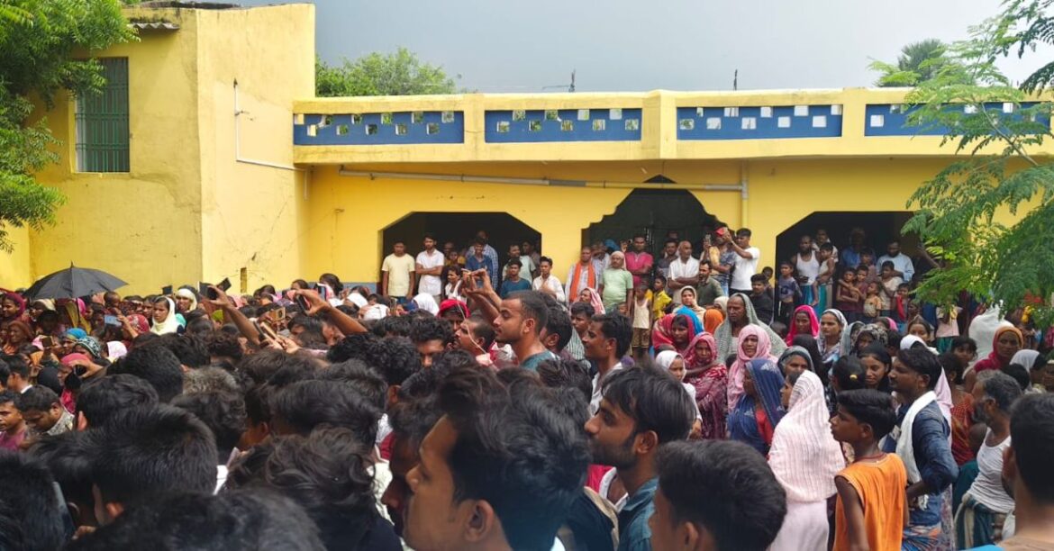 Godda mahagama accident when a car went uncontrolled