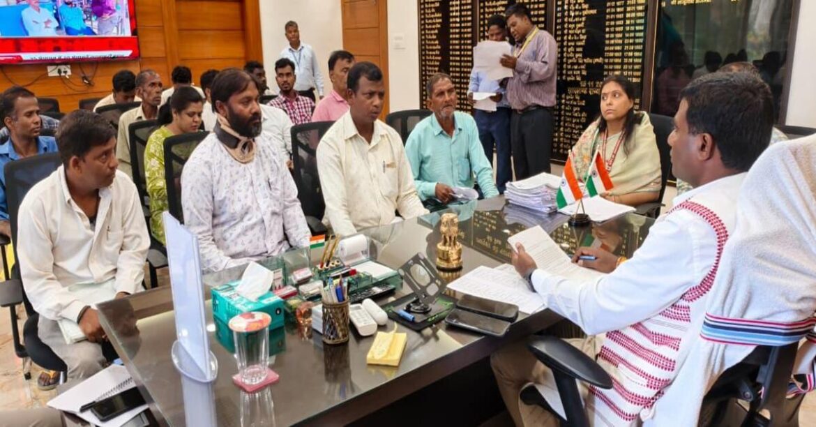 RANCHI NEWS: उपायुक्त मंजूनाथ भजंत्री ने जनता दरबार में जन समस्याएं सुनीं, भूमि, पेंशन, भ्रष्टाचार और सामाजिक सुरक्षा से जुड़े मामलों पर दिए त्वरित निर्देश।