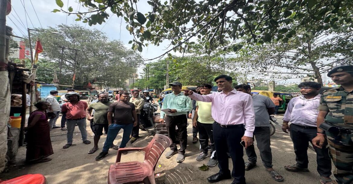 RANCHI NEWS: रांची नगर निगम ने शहर की सफाई, पंडाल तैयारी, वेंडिंग जोन व सार्वजनिक सुविधाओं का औचक निरीक्षण कर जरूरी निर्देश दिए।