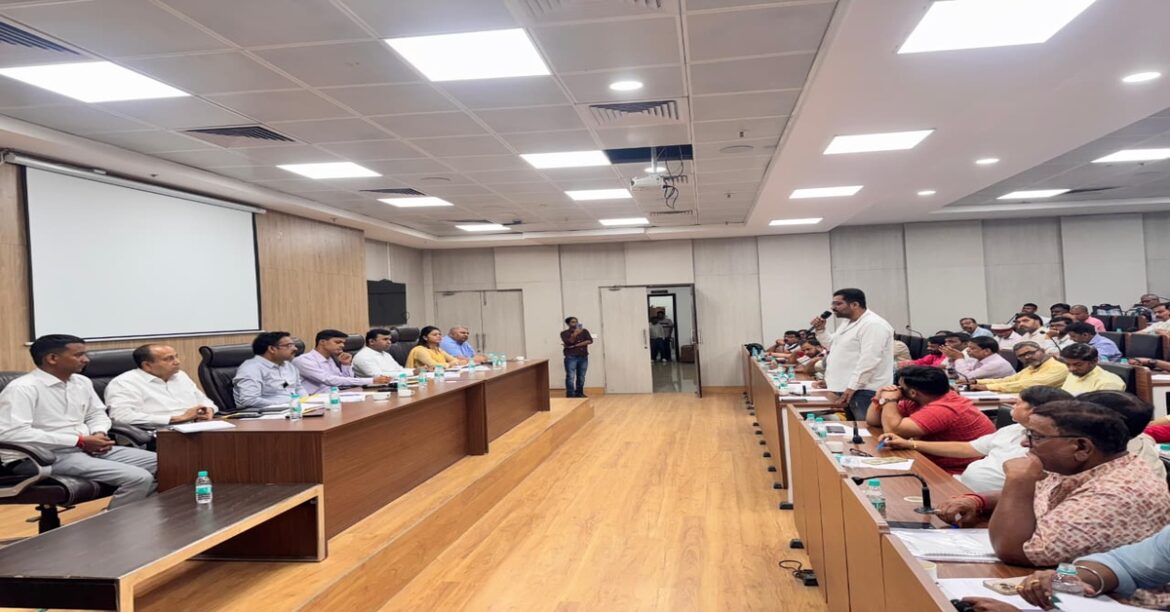 RANCHI NEWS: दुर्गा पूजा 2025 को लेकर रांची निगम की तैयारी तेज, सफाई-प्रकाश व्यवस्था और समितियों के साथ समन्वय पर जोर। 24x7 हेल्पलाइन भी सक्रिय।