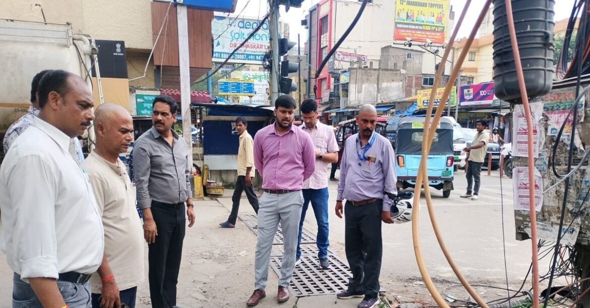 RANCHI MUNICIPAL CORPORATION: रांची नगर निगम ने सफाई निरीक्षण में गंदगी फैलाने पर 3 प्रतिष्ठानों पर ₹15,000 का जुर्माना लगाया, स्वच्छता के लिए सख़्ती बढ़ाई।