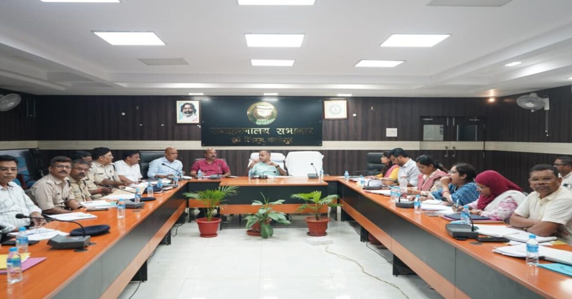 DC reviews preparations for Ghatshila by-election with 300 polling stations set up in Jamshedpur