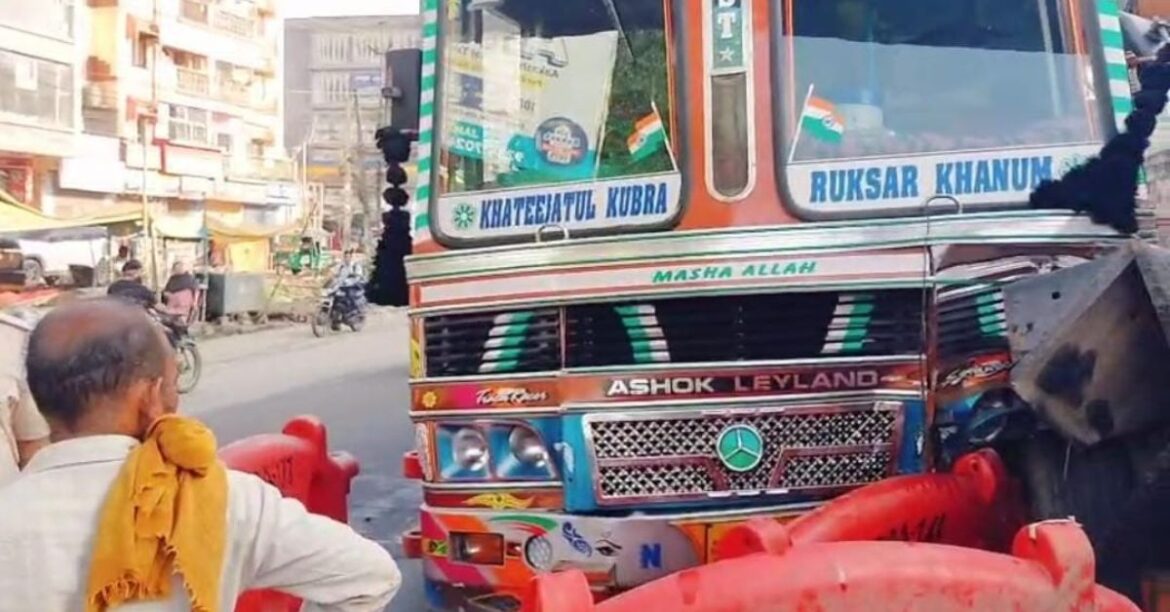 jamshedpur truck accident at mango bridge truck collided into hydra