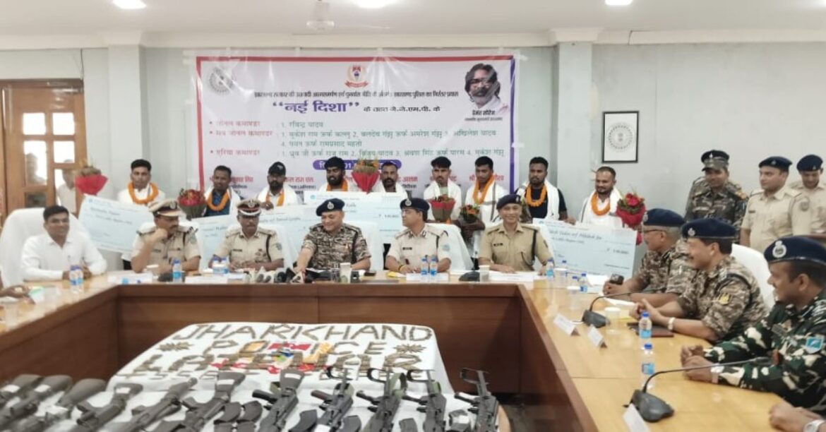 latehar jjmp militants surrender : Breaking : लातेहार में उग्रवादी संगठन झारखंड जनमुक्ति परिषद (जेजेएमपी) का हुआ सफाया