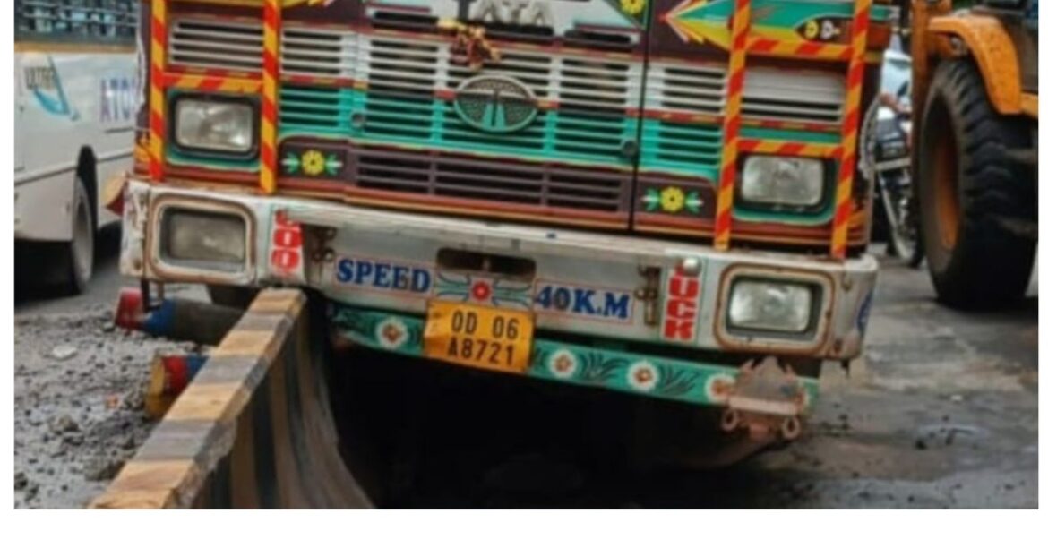 truck dashed on divider in Jamshedpur in jugsalaii