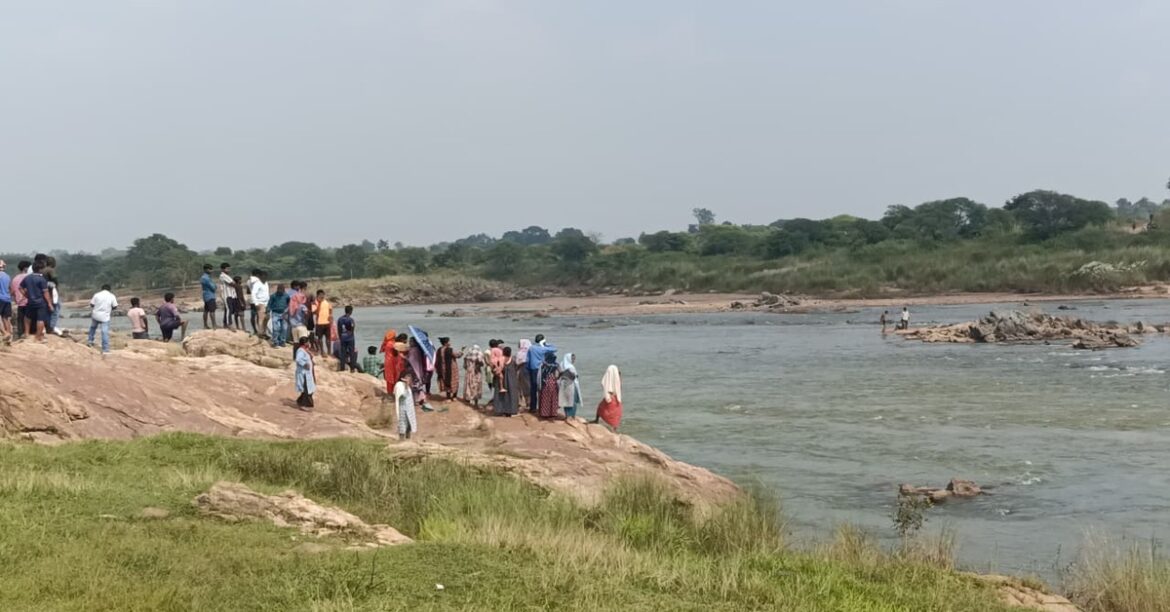 Teenager's body recovered from Sangam River in Tatanagar, police release friends, local residents concerned.