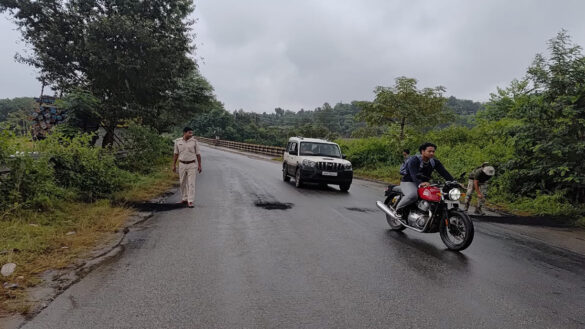 Police cleared road blockade in Chaibasa Police cleared road blockade in Chaibasa