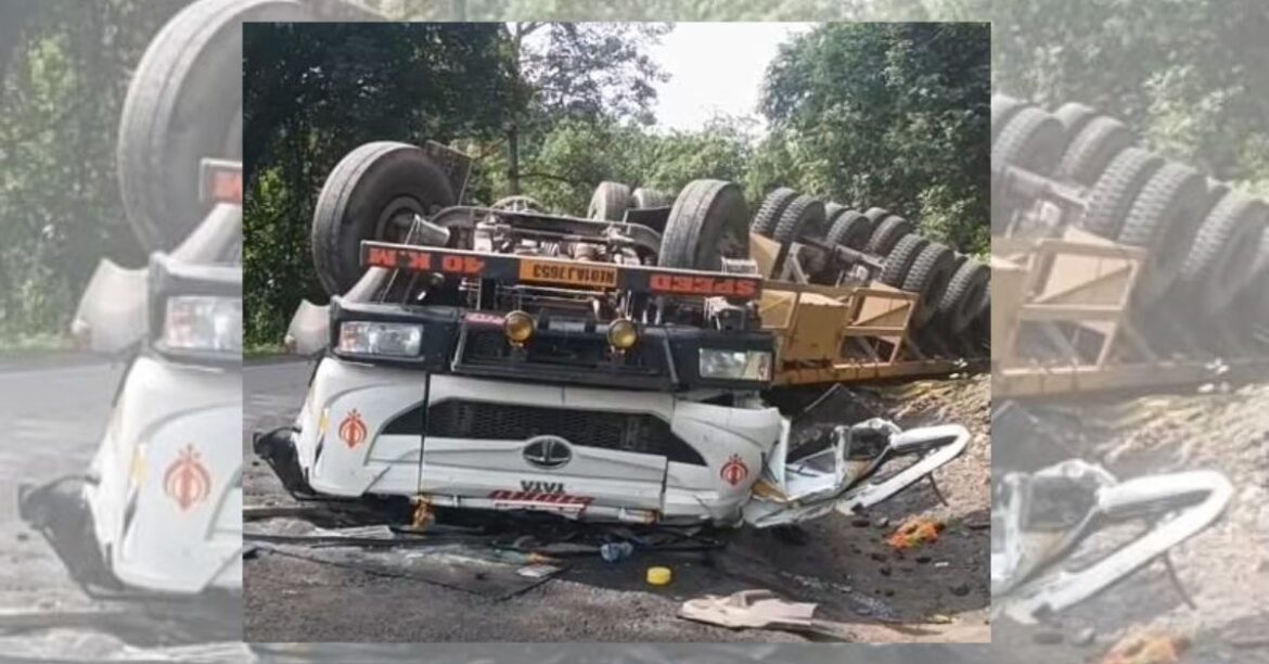 koderma road accident driver dies after trailer overturns