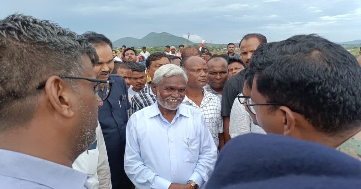 Champai Soren stopped by police in Chaibasa protest situation Champai Soren being stopped by police at Chaibasa border during protest visit