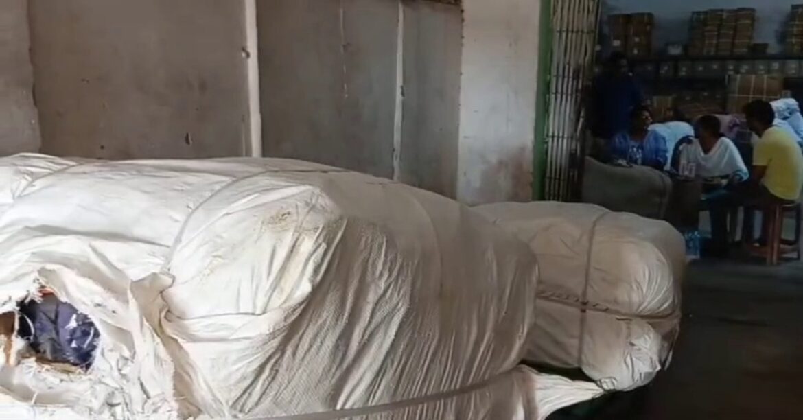 ganja-seized-rourkerla **Image SEO (Alt Text in English):** Rourkela Railway Station parcel office raid — police seize ganja worth ₹35 lakh that was being sent to Delhi.