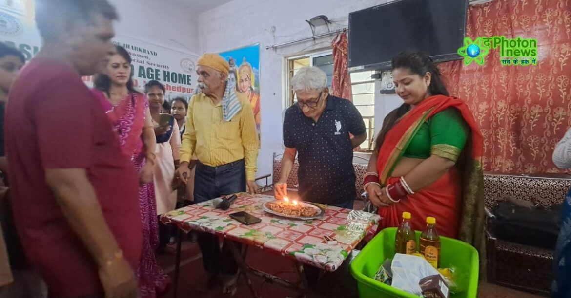 MBNS students in Jamshedpur visited Ashirwad Old Age Home in Sakchi, spending time with elders and distributing fruits and snacks