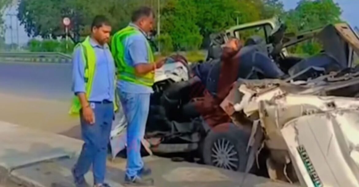 Jamshedpur pilgrims accident, Scorpio collided with container in Kaimur, 3 dead and 4 injured