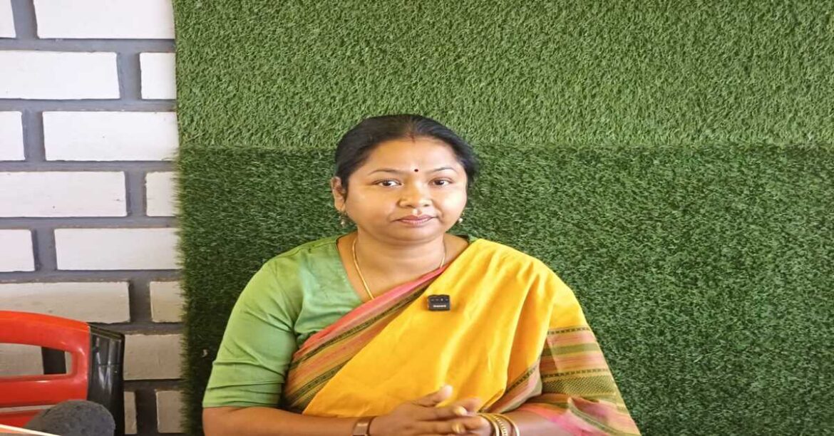 "Former MP Geeta Koda addressing media in Chaibasa while criticizing the government for corruption and neglect of the poor"