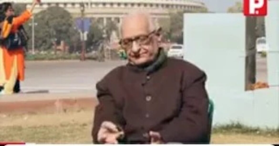 **Image Alt Text (in English):** Saints and social workers paying tribute to the sacrifice of holy saints during the Jan Mahasabha event.