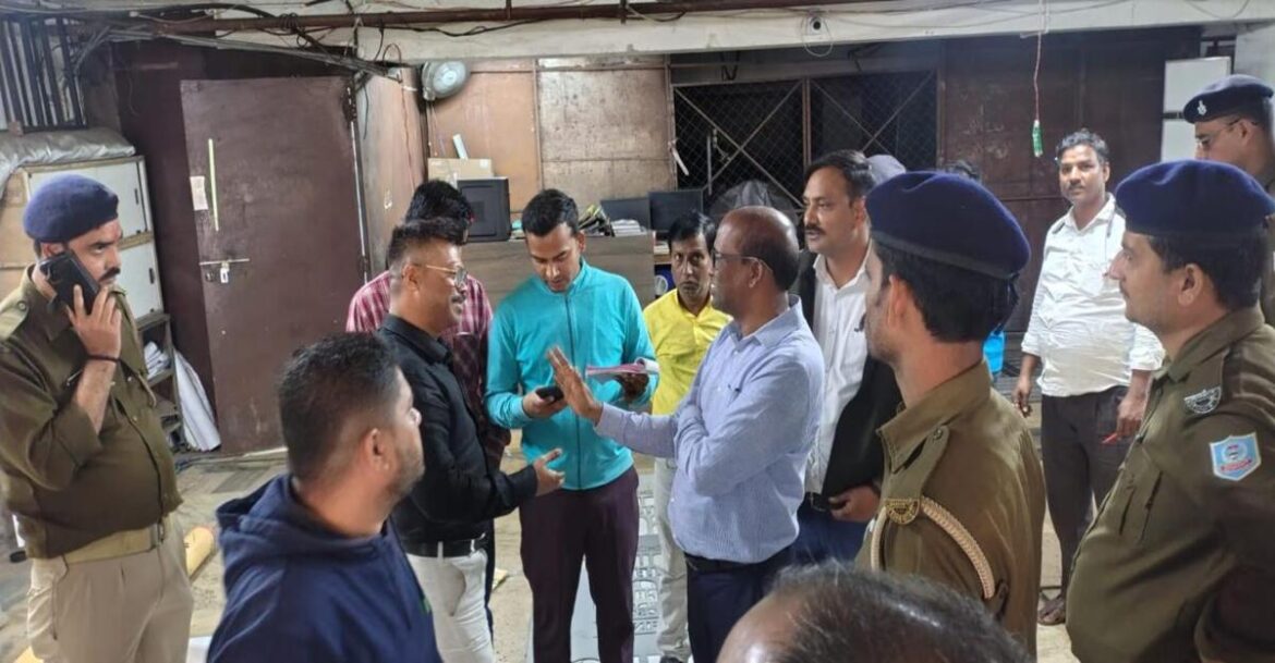 "JMAC officials taking action in Bistupur Jamshedpur after Dream Heights was fined for parking closure."