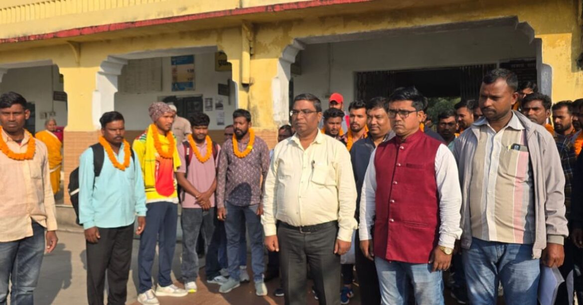 अधिकारियों के साथ झारखंडी मजदूर