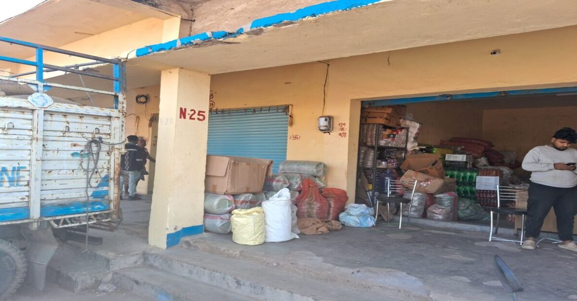 पंडरा में दुकानों में चोरी