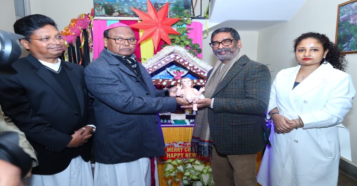 सीएम पहुंचे आर्च बिशप हाउस