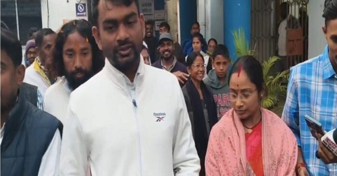 Jairam Mahto stopped from entering Sadar Hospital by security personnel