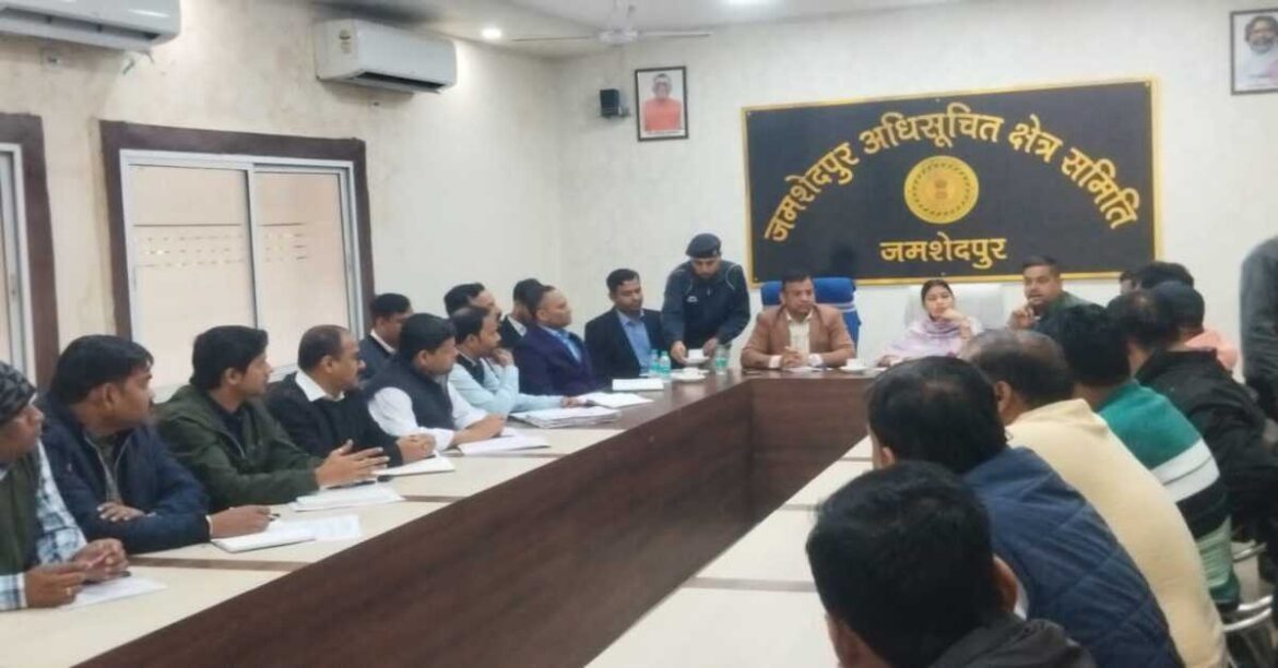 "Purnima Sahu inspecting cleanliness issues and addressing concerns about door-to-door waste collection in Jamshedpur"