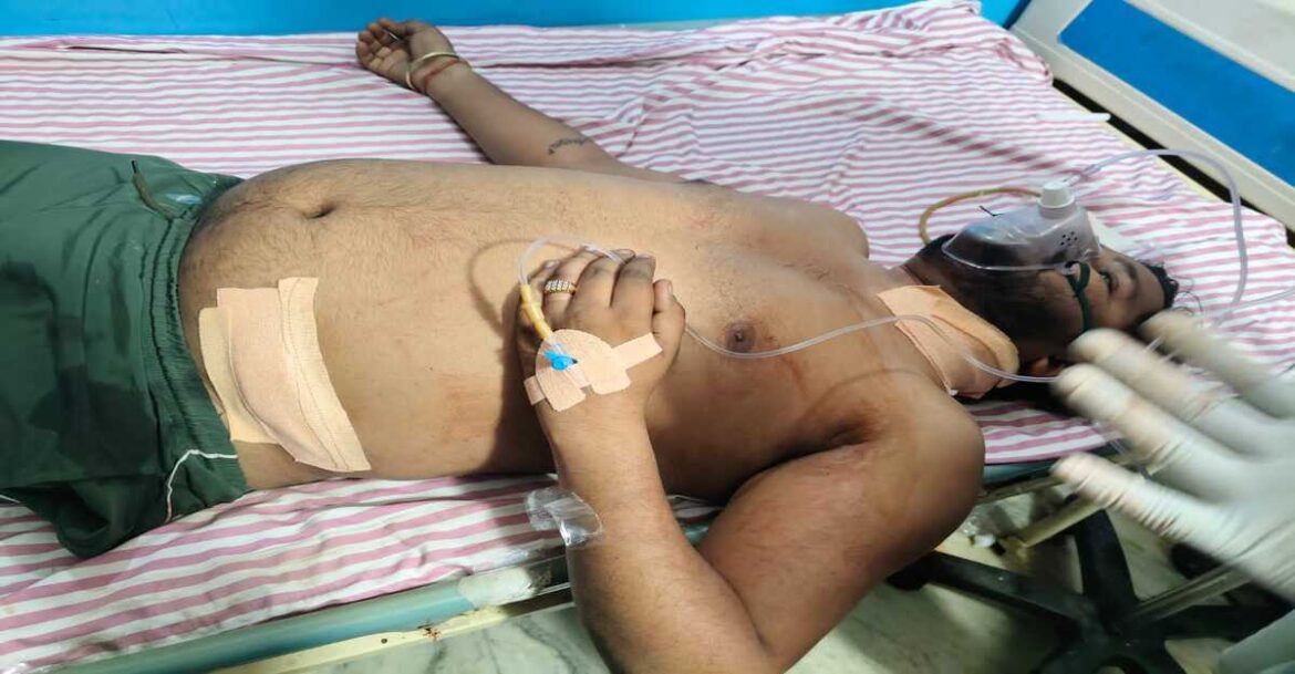 Armed robbers shot a jeweller during a daylight robbery at a jewellery shop in Jamtara, Jharkhand