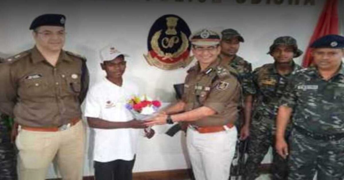 Former naxalite Roya Kalundi surrendering before police in Rourkela