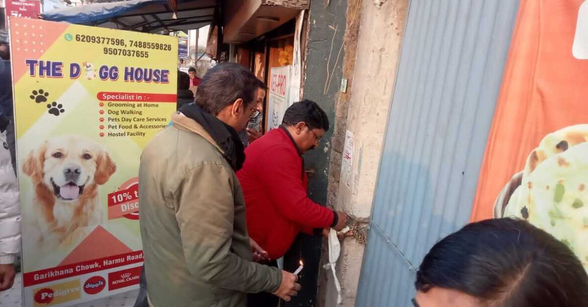 निगम ने सील कर दी दुकान