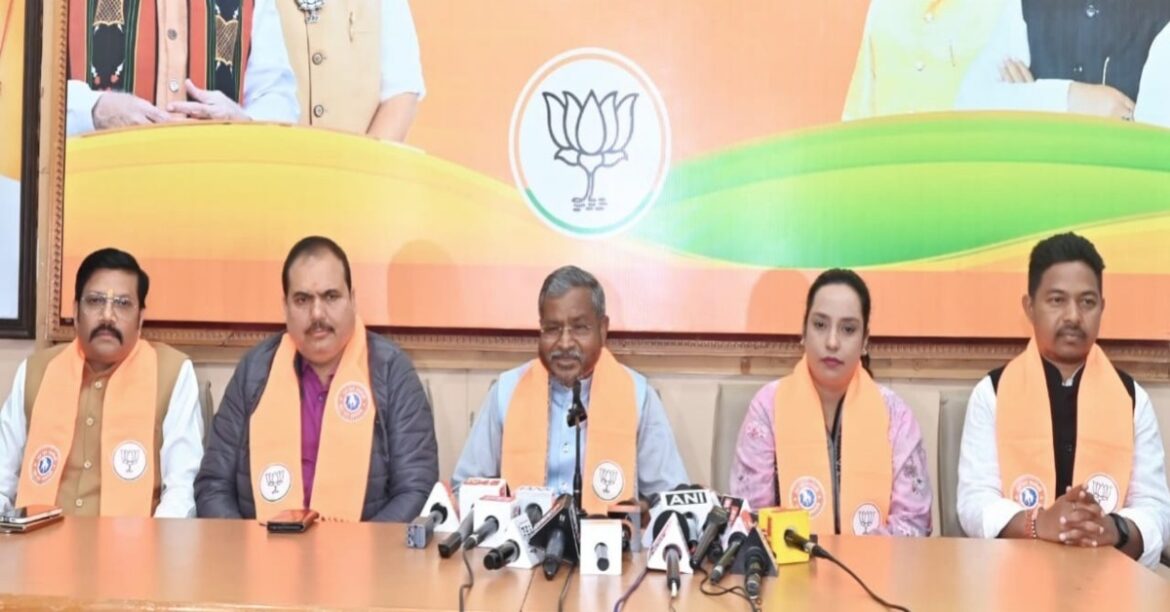 RANCHI: गणतंत्र दिवस पर तिरंगा न फहराने और विदेश दौरे को लेकर बाबूलाल मरांडी ने मुख्यमंत्री हेमंत सोरेन पर संविधान और लोकतंत्र के अपमान का आरोप लगाया।