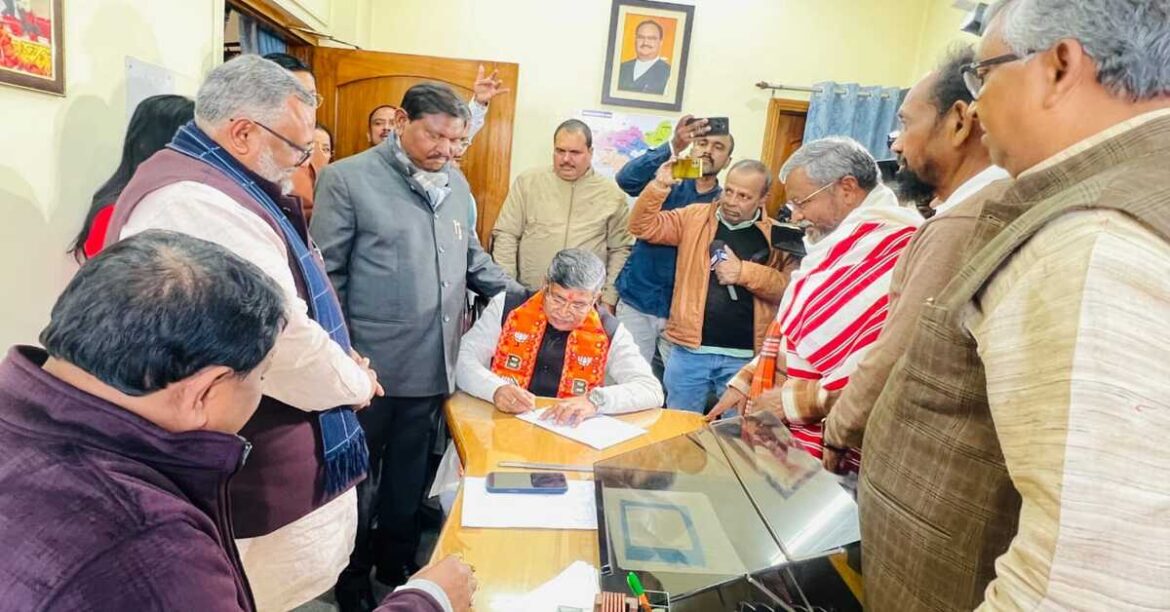 RANCHI: आदित्य साहू ने भाजपा के प्रदेश अध्यक्ष पद के लिए नामांकन दाखिल किया। उनकी पूरी जिम्मेदारी 14 जनवरी को औपचारिक रूप से घोषित की जाएगी।