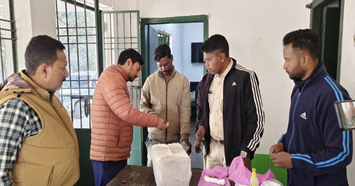 गोइलकेरा में जंगली बार्किंग डियर के शिकार का मामला, वन विभाग ने आरोपी को गिरफ्तार कर मांस और कटा सिर बरामद किया।