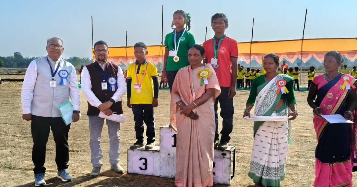 मझगांव प्रखंड के मध्य विद्यालय आसनपाठ में वार्षिक खेलकूद प्रतियोगिता आयोजित हुई, सांसद जोबा माझी ने स्मार्ट बोर्ड सुविधा की घोषणा की।