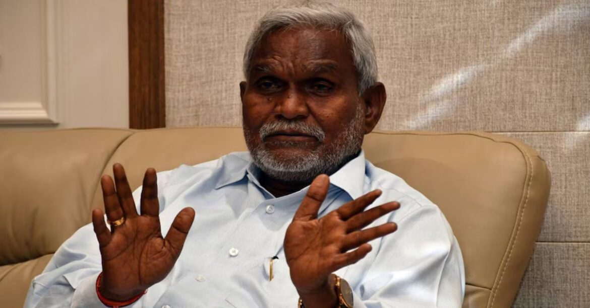 RANCHI: पूर्व मुख्यमंत्री चंपाई सोरेन ने झारखंड सरकार की नई पेसा नियमावली को आदिवासी विरोधी बताते हुए ग्राम सभा व जल-जंगल-जमीन के अधिकारों में कटौती का आरोप लगाया।