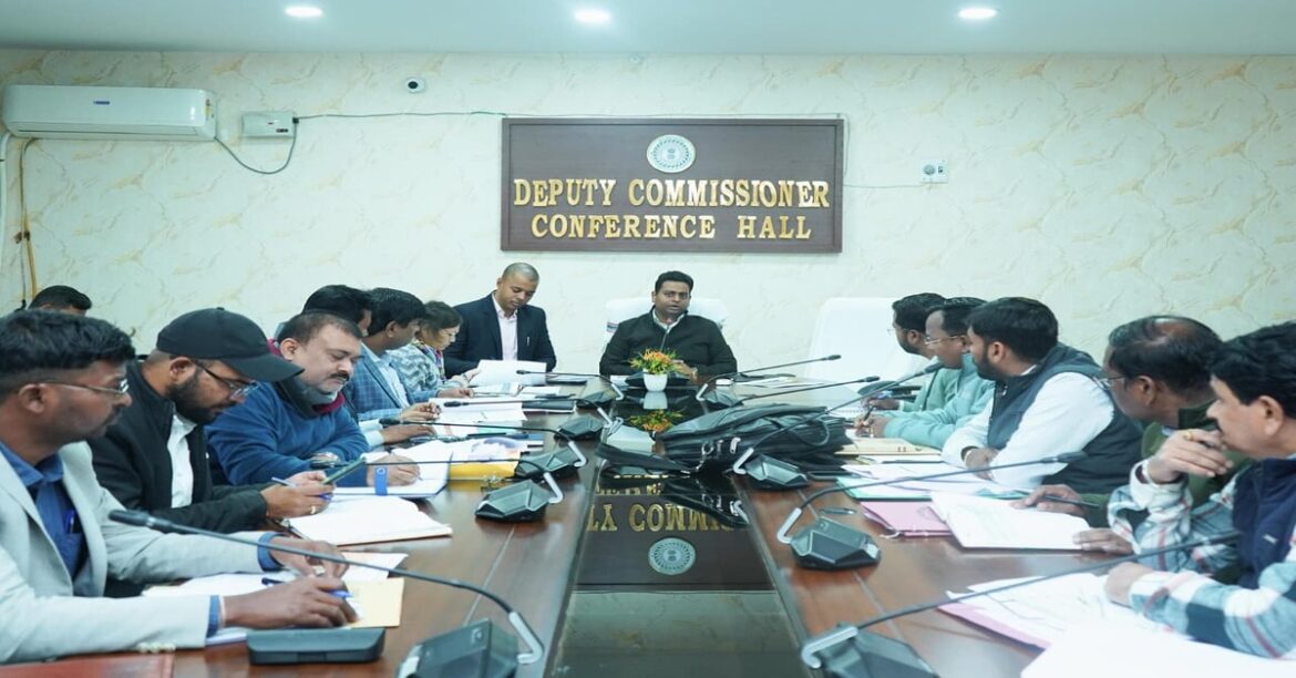 चाईबासा में DMFT योजनाओं की समीक्षा में DC की सख्ती, एक साल से खर्च नहीं हुई राशि वापस लेने के निर्देश, 295 करोड़ रुपये अवशेष।