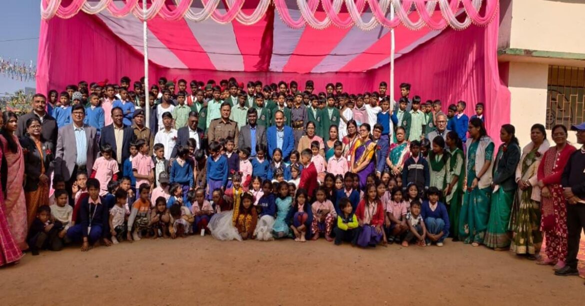 RANCHI: नेताजी जयंती पर उपायुक्त मंजूनाथ भजन्त्री ने बरियातु स्थित नेताजी सुभाषचंद्र बोस आवासीय विद्यालय के छात्रावास के अपग्रेडेशन के निर्देश दिए।