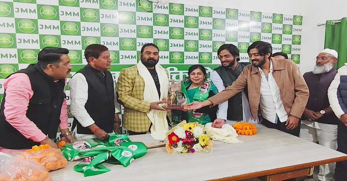 RANCHI: रांची में झामुमो कार्यालय में पलामू के सैकड़ों लोगों ने हेमंत सोरेन के नेतृत्व में पार्टी की सदस्यता ली।