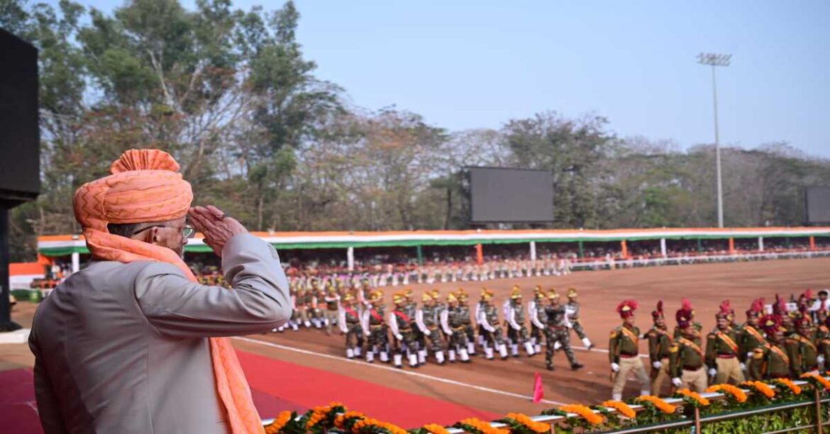 राज्यपाल ने मोरहाबादी मैदान में फहराया तिरंगा