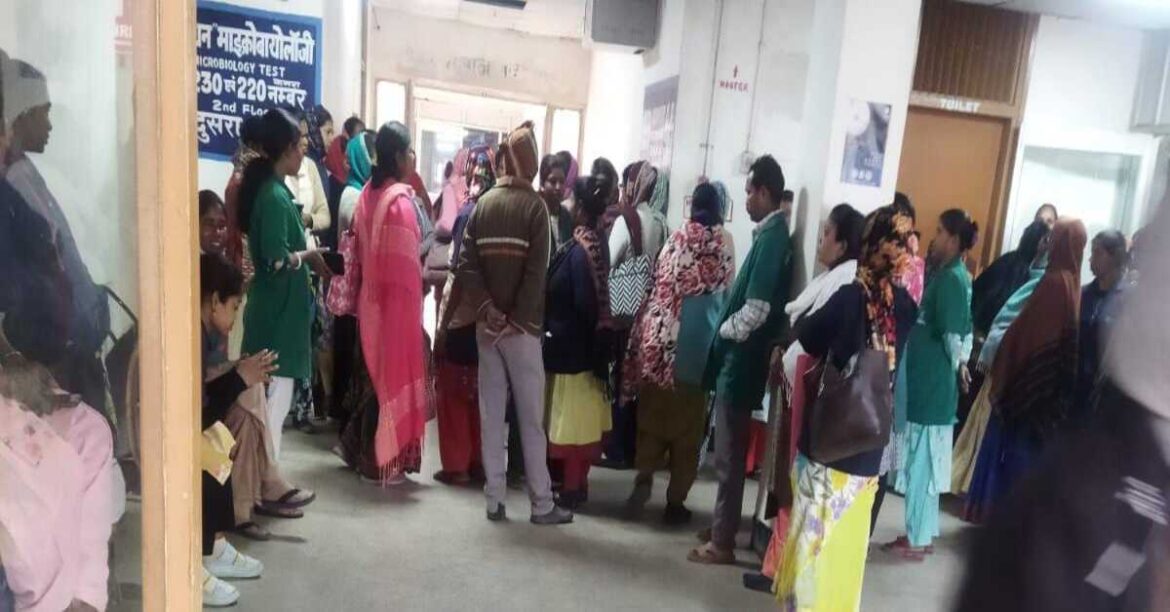 RANCHI: रिम्स रांची में सफाई कर्मियों की हड़ताल, 2 महीने का वेतन बकाया और 8 माह से पीएफ जमा नहीं होने से काम ठप, कैंपस में गंदगी फैली।