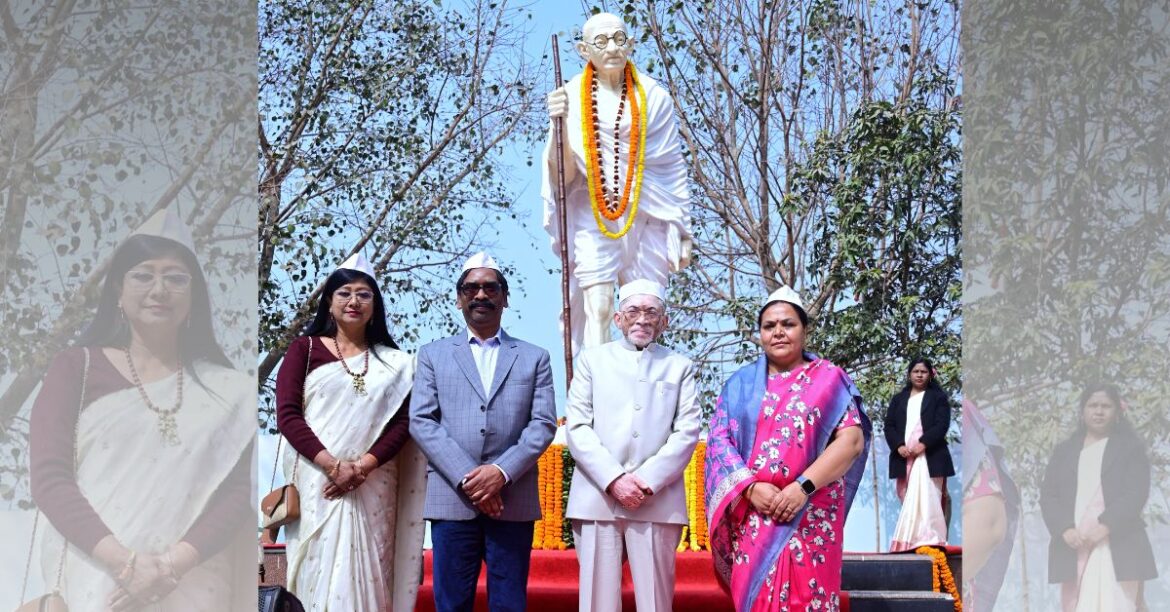 गांधी पुण्यतिथि पर मोरहाबादी बापू वाटिका में राज्यपाल व मुख्यमंत्री ने महात्मा गांधी को नमन किया, भजन मंडली ने रामधुन प्रस्तुत की।