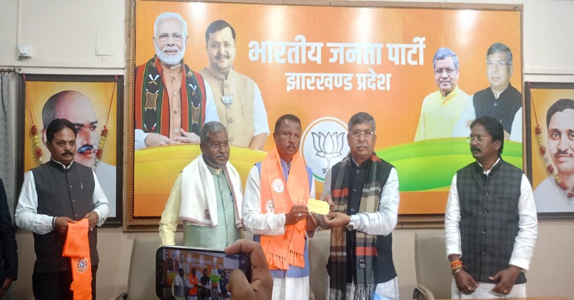 Jharkhand Politics, Vijay Gagrai, BJP Jharkhand, JMM News, Chakradharpur News, Nagar Parishad Election, Dashrath Gagrai, Baboolal Marandi, BJP Joining News, West Singhbhum Politics