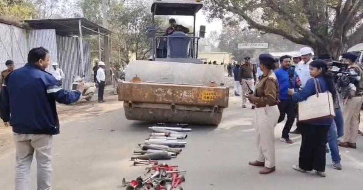 रांची में यातायात नियम उल्लंघन पर पुलिस सख्त, मॉडिफाइड साइलेंसर और प्रेशर हॉर्न जब्त कर बुलडोजर से किया नष्ट।