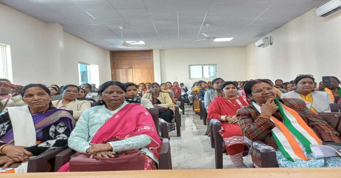 RANCHI: महिला कांग्रेस अध्यक्ष रमा खलखो ने मनरेगा नाम परिवर्तन पर श्रमिकों से संवाद और नगर निकाय चुनाव-2026 की तैयारी के निर्देश दिए।