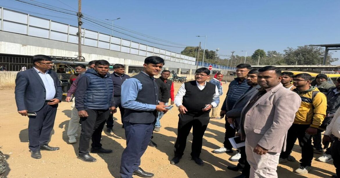 RANCHI: रांची नगर निगम ने एमआरएफ सेंटर, ऑटो स्टैंड और अतिक्रमण पर सख्ती दिखाते हुए शहर को स्वच्छ व जाम-मुक्त बनाने के निर्देश दिए।