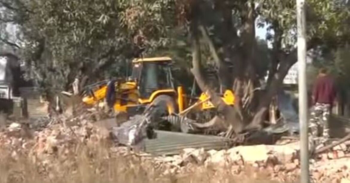 RANCHI: झारखंड हाई कोर्ट के आदेश पर रांची के डीआईजी ग्राउंड में रिम्स की जमीन से अवैध निर्माण कैलाश कोठी को बुलडोजर से ध्वस्त किया गया।