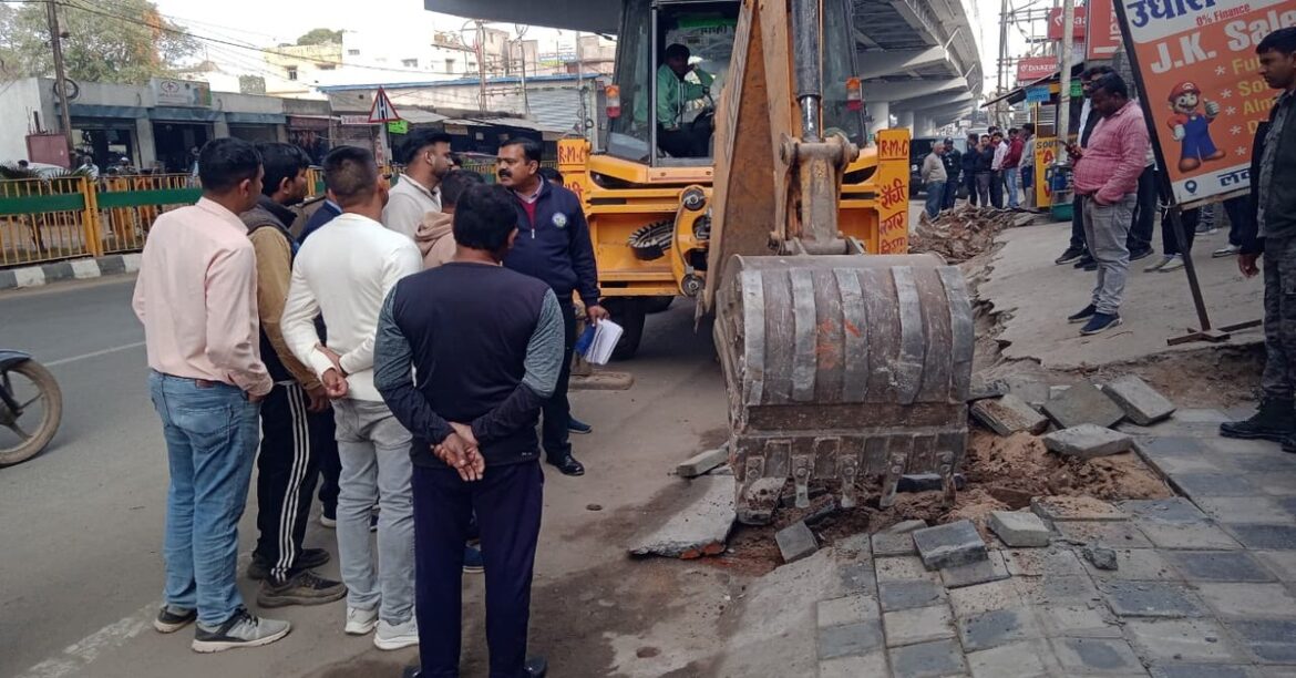 RANCHI: रांची नगर निगम ने अतिक्रमण हटाओ अभियान चलाया और महात्मा गांधी की पुण्यतिथि पर सफाईमित्रों के लिए निःशुल्क नेत्र जाँच शिविर आयोजित किया।