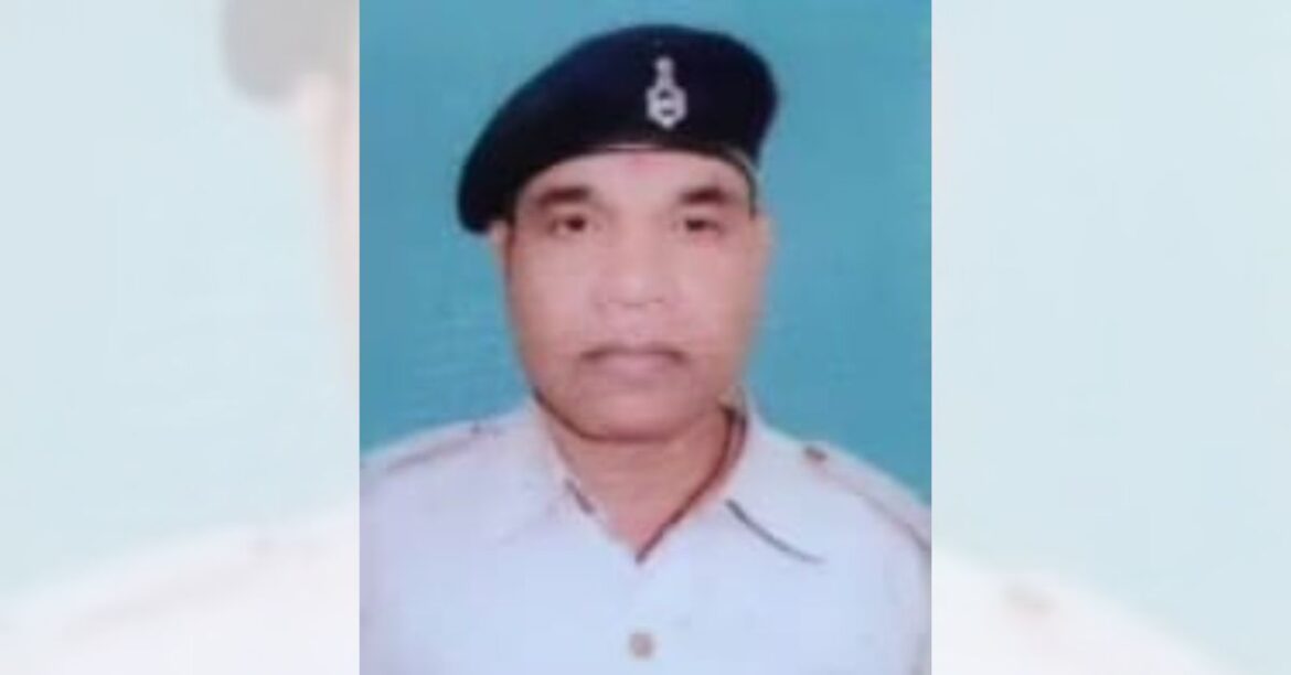 Police personnel paying final salute to ASI Mahanayak Teeyu at the police centre