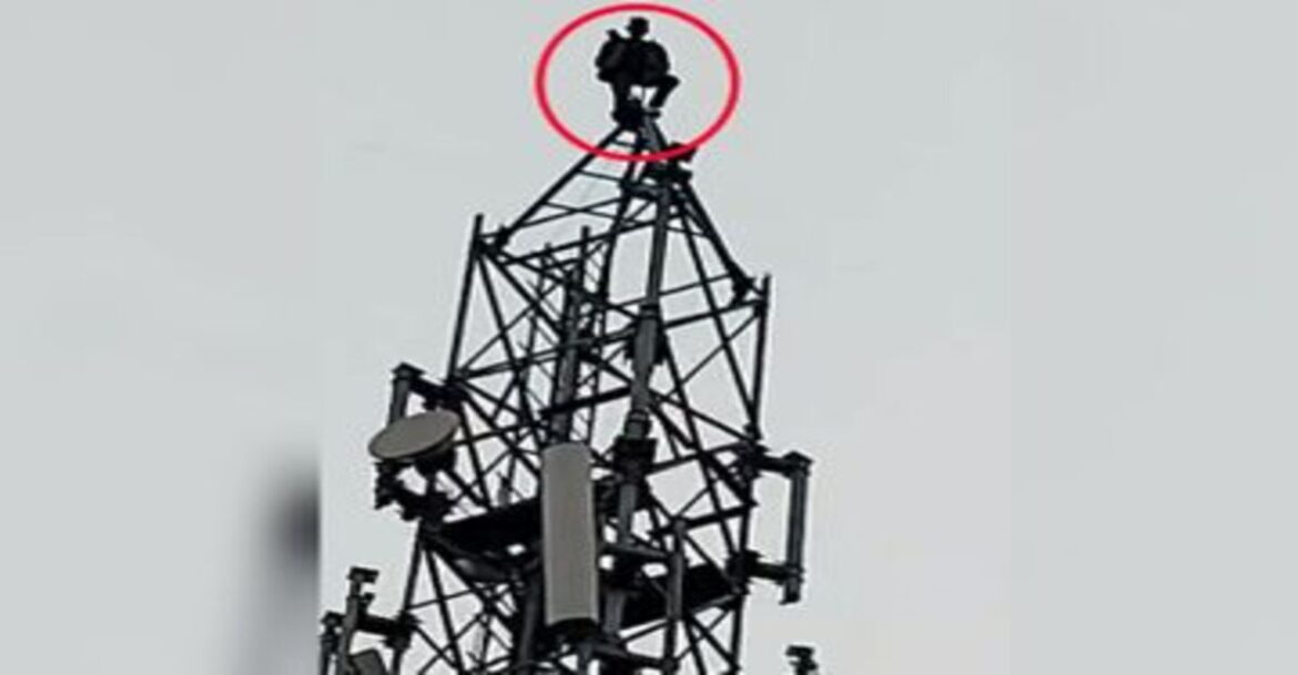 Youth climbs 150 feet mobile tower in Bokaro over marriage issue, police rescue him safely